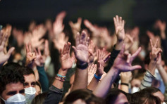 疫下罕見搖滾音樂會 西班牙5千人快速檢測後狂歡