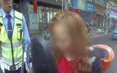 无牌驾驶被查竟用头撞警车 四川女子被行政拘留