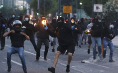 雅典3000人声援美国示威 有人向警投掷汽油弹触发冲突