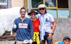 52歲張敏與小10歲男友拍拖遊歷 跟莫少聰到山區探訪