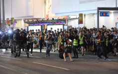 【修例風波】銅鑼灣一度警民對峙 少數人在軒尼詩道一帶聚集