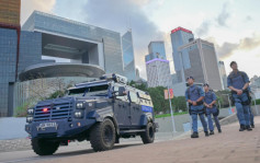 夏宝龙访港警队加强部署 反恐特勤队及装甲车各区高姿态巡逻