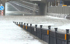 上海暴雨｜外灘驚現「瀑布」馬路變河 網民：出門去賽龍舟