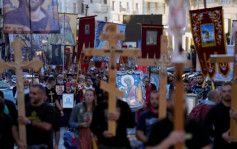 塞尔维亚群众不理会禁令参加同志游行 64人被捕