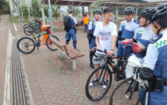 警方单车队巡逻沙田吐露港 派发纪念品宣传单车安全