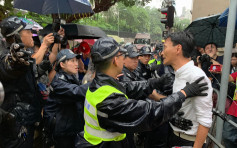 【逃犯條例】民主派議員冒雨到禮賓府要求與林鄭對話 被警方指集會截停