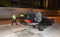 私家車紅磡警署外撞壆「反肚」 司機失蹤遺兩乘客