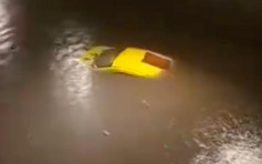 内地暴雨蓝色预警下 重庆车辆被淹仅露车顶