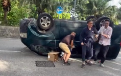 沙頭角公路客貨車自炒翻轉　兩男子協助被困司機脫險