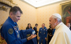 教宗獲贈太空飛行制服配襯小白帽