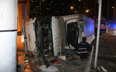 紅磡中貨車自炒翻側砸毀路燈欄杆 2男一度被困