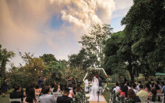 菲火山爆發 新人從容拍下最驚天動地婚禮照