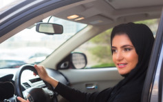 沙特阿拉伯明年6月解除不准妇女驾驶禁令 
