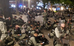 【沙田衝突】沙田大會堂外集會人士陸續散去 防暴警察就地休息