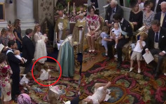 嫌妹妹受洗仪式太无聊 4岁瑞典小公主坛前「碌地沙」