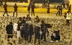 【大三罢】入夜后仍聚集九龙塘一带 示威者自制投石器成功发射