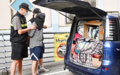 海关截屯门私烟派送车 拘37岁无业男检10万元货
