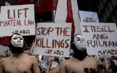 菲大学男生裸跑活动 抗议杜特尔特残暴扫毒