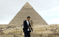 最高男最矮女同在吉萨金字塔前拍照