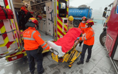 湾仔码头男工被困12尺深沙井 消防救起送院