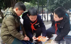 重庆5小学生摆地摊卖书 为辍学女孩筹款