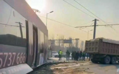 遼寧貨車衝紅燈將輕鐵撞出軌道 貨車頭部損毀嚴重　