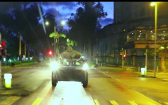 解放军驻港部队野外实弹训练 装甲车驶经市区