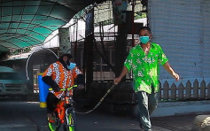 泰国动物园黑猩猩戴口罩踩单车帮忙消毒 引网民热议