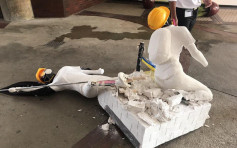 示威者造型雕像被抬走致損毀 理大學生會促校方賠償