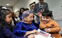 【美中期選舉】薩爾瓦多106歲老婦投票日入籍美國 向亡夫致敬