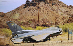 美F16战机降落时滑出跑道 机头全毁