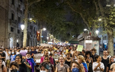 西班牙有民众上街 抗议针对同性恋及跨性别者仇恨罪案
