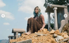 【维港会】践踏墓地搔首弄姿 女模特儿坟场拍造型照捱轰