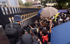 示威者聚集上水大会堂 以铁栏组成障碍物