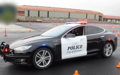 【尷尬癌發作】Tesla警車追賊時電力不足　疑犯逃之夭夭