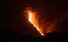 屯門青山山火燒逾1日仍未熄 直升機投擲水彈撲救