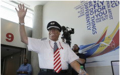 美国首位黑人高级机师服务43年终荣休
