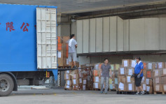 已停刊苹果厂房 工人将物品搬上货车载走调查