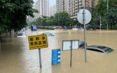 广西南宁暴雨多地积水达1.4米 街头汽车遭没顶