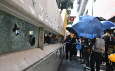 【修例風波】黃大仙站玻璃被打碎 示威者破壞閘門鐵鎖