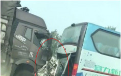 北京高速公路3車相撞 客貨車被撞成廢鐵3死