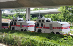 【修例风波】两辆水炮车泊中联办旁 防暴警香港站内戒备