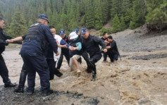 板房沟景区突遇融雪洪水 民警救出逾30被困游客