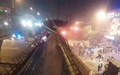 江蘇無錫高架橋突坍塌砸毀多輛汽車 救援人員到場搜救