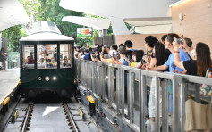 第六代山頂纜車換上綠色外衣 市民等搭頭班車見證歷史一刻