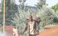 非洲樹林開路「英雄」 方便村民出外購物