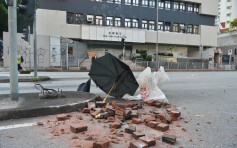 【七区集会】示威者包围荃湾警署 掟砖毁玻璃窗喷黑油