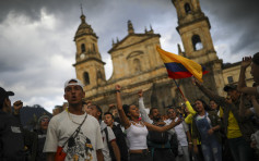 哥伦比亚再有群众上街抗议   声援遭催泪弹击中示威青年