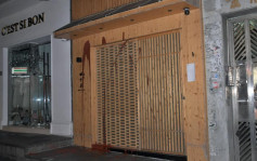 中環日式餐廳遭淋紅油 玻璃門被敲碎