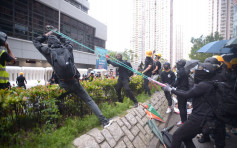 【将军澳游行】示威者大型弹弓射砖块石块砸爆窗 部分人警署外留守